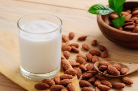 Haz tu propia leche de almendras con Almond Cow: una evaluación exhaustiva del Starter Set revela la versatilidad de esta máquina, destacando su capacidad para crear una amplia variedad de leches vegetales, su embalaje sostenible y cómo aprovechar al máximo los ingredientes, a pesar de algunos desafíos logísticos.